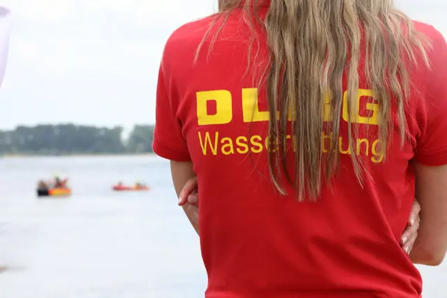 Nach einem Bad im Rhein werden mehrere Menschen vermisst. (Archivbild) | Foto: Sascha Thelen/dpa
