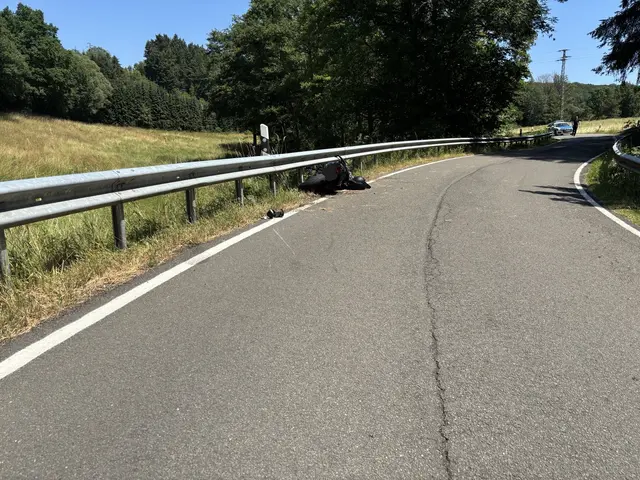Ein 27-jähriger Motorradfahrer ist auf der L385 zwischen Ginsweiler und Becherbach schwer verunglückt. Die Straße war nach dem Unfall wegen Rettungseinsatz und Aufnahme rund eine Stunde voll gesperrt. | Foto: Polizeiinspektion Lauterecken