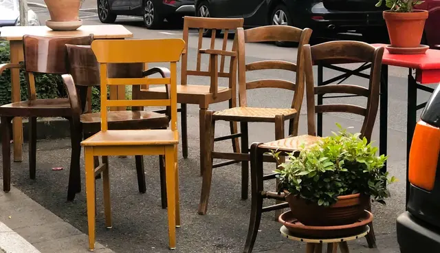 Sitzen statt parken: "Stühle in der Straße" heißt dieses Bild von Ina Bartenschlager von der Belleville Wortwerkstatt | Foto: Belleville Wortwerkstatt/Ina Bartenschlager/gratis
