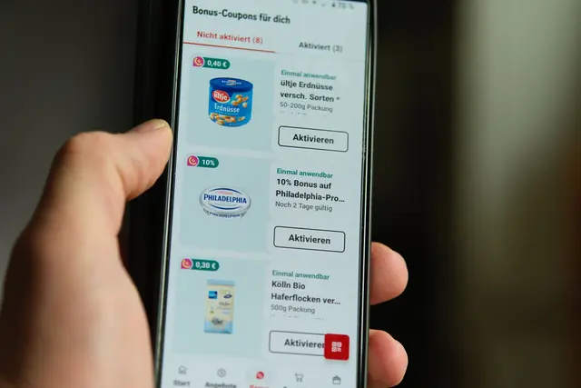 Rewe lockt Kunden mit einem Bonus - der Gesamtpreis der betreffenden Produkte wird nicht angezeigt. | Foto: Georg Hilgemann/dpa
