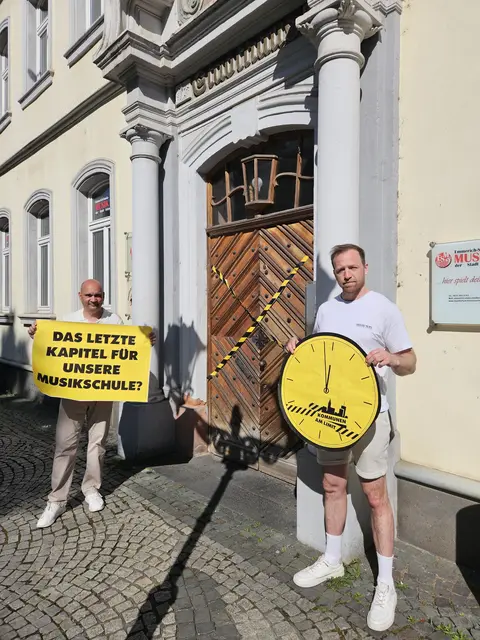 Vor der Musikschule: Bürgermeister Manfred Schulz (links) und Musikschulenleiter David Punstein machen auf die kommunale Finanzkrise aufmerksam | Foto: Stadt KL/gratis