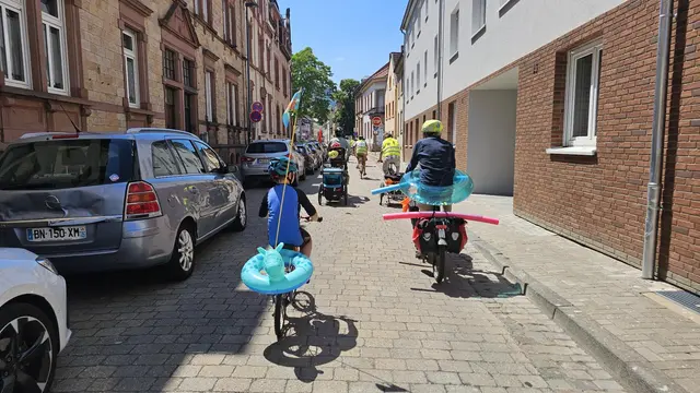 Kinder, Eltern und Unterstützer setzten sich bei der Kidical Mass für sichere Fahrradwege in Neustadt ein. | Foto: Michael Boltz