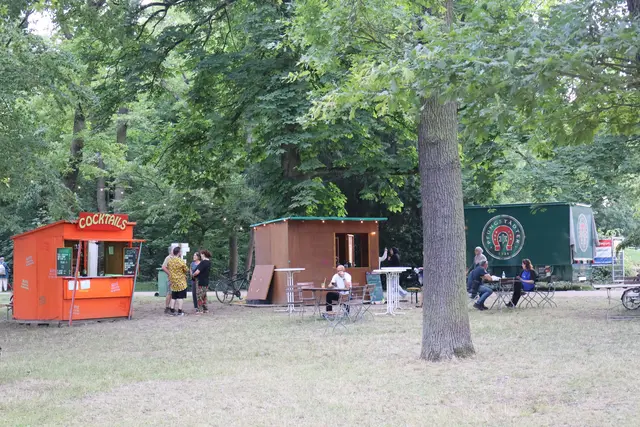 Im Stadtpark ist es vielerorts tagsüber noch viel angenehmer als in der Innenstadt. Warm wird es dort erst, wenn die Böden trocken werden.  | Foto: Julia Glöckner