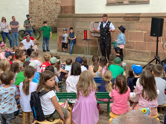 „Magic Chris“ sorgt am Sonntag beim Kinderprogramm auf dem Kirchenvorplatz für magische Unterhaltung. | Foto: i-Punkt Kirrweiler