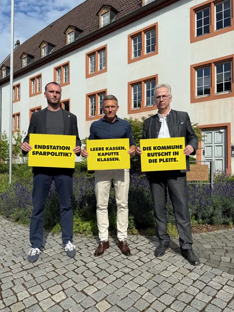 Die Landräte Ralf Leßmeister (Mitte), Johannes Huber (links) und Rainer Guth (Donnersbergkreis) sehen die Ursache der Krise nicht bei den Kommunen selbst | Foto: Kreisverwaltung Donnersbergkreis