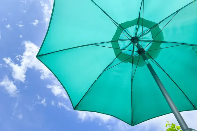 Sonnenschirm: Auswahl nach Größe, UV-Schutz, Material und Standfestigkeit. | Foto: TÜV SÜD, Foto: Conny Kurz