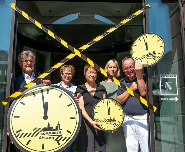 Wenn Kommunen sparen müssen, merken das viele im Alltag, etwa bei Angeboten, Gebäuden oder Zuschüssen. Oberbürgermeister Dr. Frank Mentrup, Bürgermeisterin Gabriele Luczak-Schwarz , Erste Bürgermeisterin Bettina Lisbach, Bürgermeisterin Yvette Melchien sowie Bürgermeister Dr. Albert Käuflein (von links) beteiligen sich am Aktionstag „Kommunen am Limit“. | Foto:  Stadt Karlsruhe | Monika Müller-Gmelin