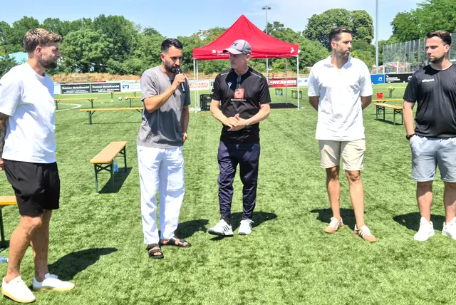 Prominente Zaungäste: Die Ex-Bundesligaprofis Alexander Esswein (links) und Lukas Rupp (2.v.l.). Während Esswein schon seit zwei Jahren beim VfR im Einsatz ist, kommt Rupp jetzt neu vom künftigen Liga-Konkurrenten des Regionalliga-Aufsteigers.   | Foto: Erich Rathgeber