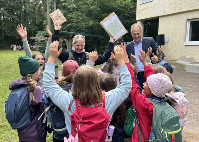 Die Klasse 3c aus der August-Becker-Grundschule jubelt mit Landrat Dietmar Seefeldt über ihren ersten Platz bei den Wald-Jugendspielen. | Foto: Landesforsten / Micaela Mayer