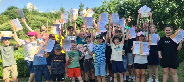 Wie immer ließ sich fast niemand die Verleihung von Urkunden und Pokalen beim alljährlichen Sommergrillen mit Vorstand und Trainern/Betreuern in Katzenbach bei Familie Schitter nehmen | Foto: TTF Rockenhausen/gratis