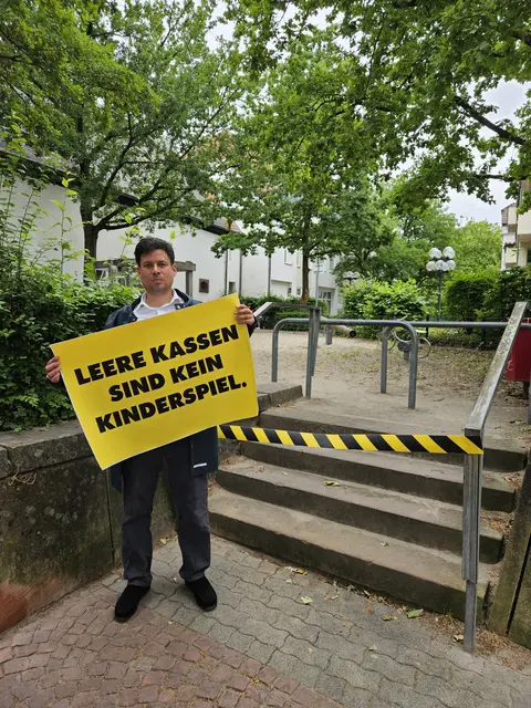 Beigeordneter Manuel Steinbrenner vor einem Spielplatz | Foto: Stadt KL/gratis