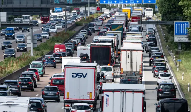 Staus zum Ferienstart: An diesem Wochenende wird es auf einigen Autobahnen der Republik wieder richtig eng. | Foto: Hannes P. Albert/dpa