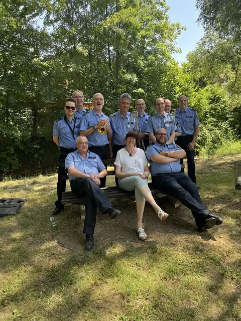 Men in Blue mit OB Karin Wänke in einer Spielpause bei ihrem Auftitt anl. 1250 Jahre Alsenz am Sonntag, 21.6.2026 im Dt. Sandsteinpark, auch Karin Wänke ist eine ausgezeichnete Musikerin und stellte die Kontakte für den Auftritt her  | Foto: Arno Mohr 
