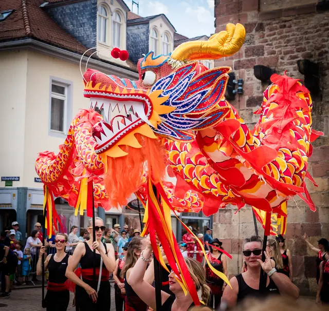 Brezelfestumzug Speyer 2026: Bunte Fußgruppen, Musikkapellen und Festwagen sorgen für ein buntes Zugprogramm | Foto: Cornelia Bauer
