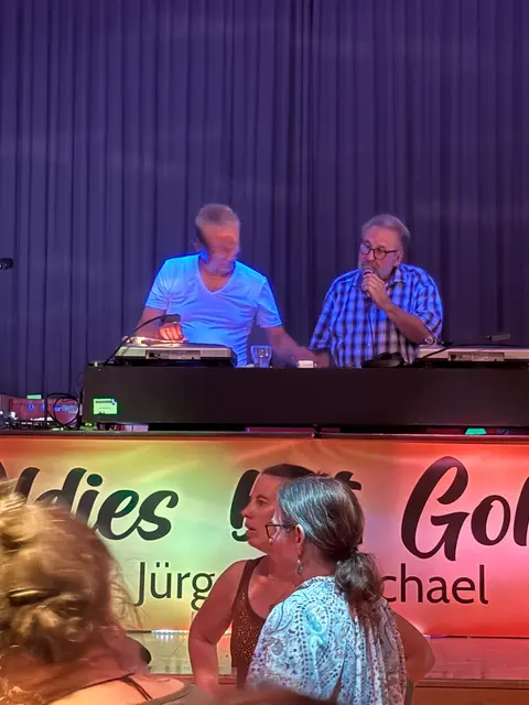 DJ's Jürgen und Michael in Aktion beim Oldie-Abend anl. 1250-Jahrfeier am 19.6.2026 in der Nordpfalzhalle  | Foto: Arno Mohr 