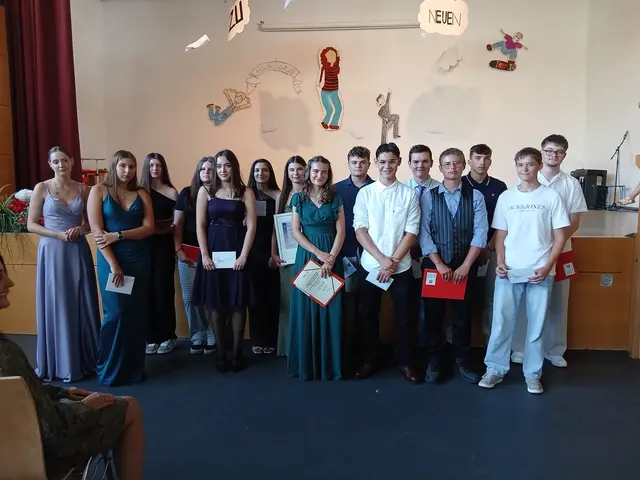 Für herausragenden Leistungen und  besonderes Engagement ausgezeichnete Schülerinnen und Schüler der Realschule plus Altenglan | Foto: Anja Stemler