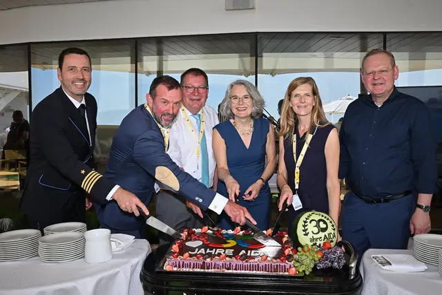 Kuchen zum Geburtstag: (vlnr) Kapitän Jörg Miklitza (AIDAnova), Dr. Dirk Claus, Bürgermeister Gerwin Stöcken, Vice President Christina Hankel, Senior Vice President Dirk Inger. | Foto: AIDA Cruises