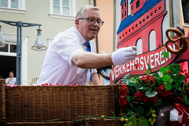 Wirft auch beim Brezelfestumzug 2026 wieder mit Brezeln um sich: Verkehrsvereins-Vorsitzender Uwe Wöhlert alias "Brezel-Uwe" | Foto: Cornelia Bauer
