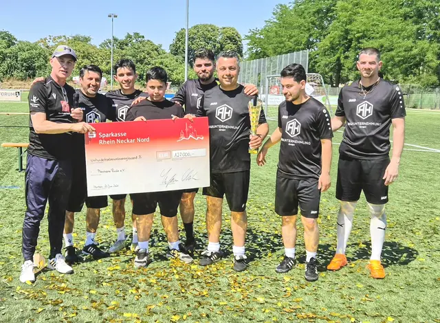 Zwei Sieger: Einmal die AH Bau GmbH als Turniersieger und zum anderen die Mannheimer Runde, deren Vorsitzender Stefan Kleiber sich über einen dicken Scheck von 127.000 Euro freuen konnte. | Foto: Erich Rathgeber