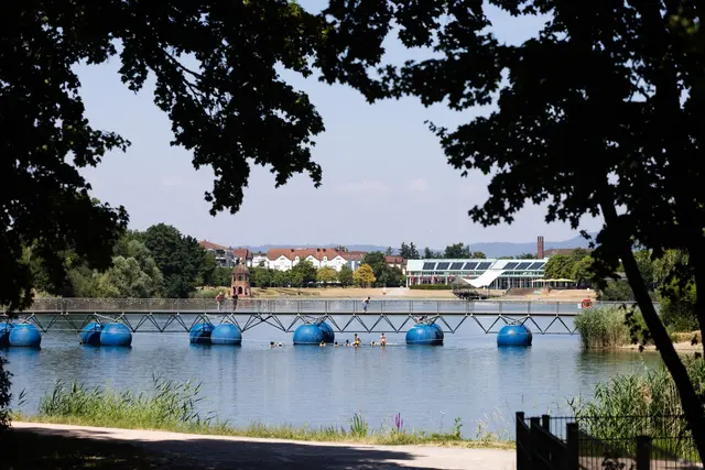 Im Seepark ist ein Nichtschwimmer von der Pontonbrücke ins Wasser gestürzt.  | Foto: Philipp von Ditfurth/dpa