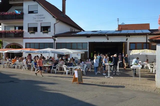 Gesellige Stimmung beim Weingut Spieß: Der Bingo-Abend lockt zahlreiche Besucher an. | Foto: i-Punkt Kirrweiler