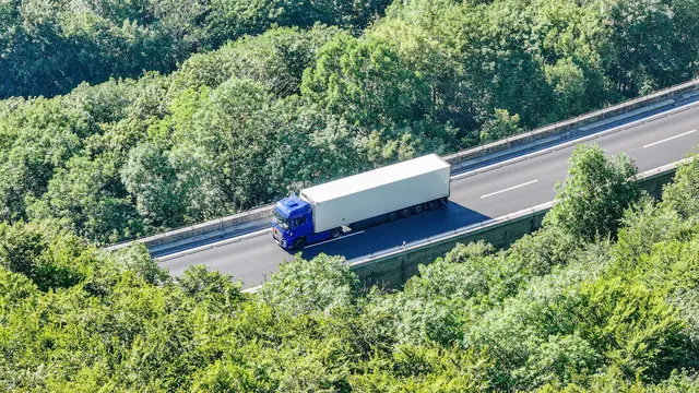 Der Lastwagen mit entzündlichem Gefahrgut steht auf der Autobahn A8 in Fahrtrichtung München. | Foto: Jason Tschepljakow/dpa