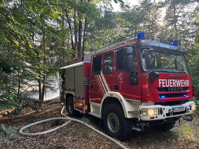 Das Löschen von Waldbränden stellt für die Feuerwehr eine Herausforderung dar. Bei dem Waldbrand bei Hohenecken musste das Löschwasser im Pendelverkehr zur Einsatzstelle gebracht werden | Foto: Feuerwehr Kaiserslautern