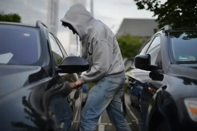 Zwei unbekannte Täter zogen am Samstagmorgen durch die Dorschbergstraße in Wörth am Rhein und suchten nach unverschlossenen Autos. In zwei Fällen stahlen sie Gegenstände aus den Fahrzeugen, die Polizei bittet um Hinweise. | Foto: pol