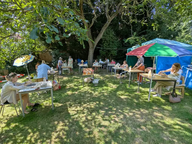 Kreativität unter dem Nussbaum: Sommer-Atelier in Hambach beginnt | Foto: Doris Christophel-Georgens