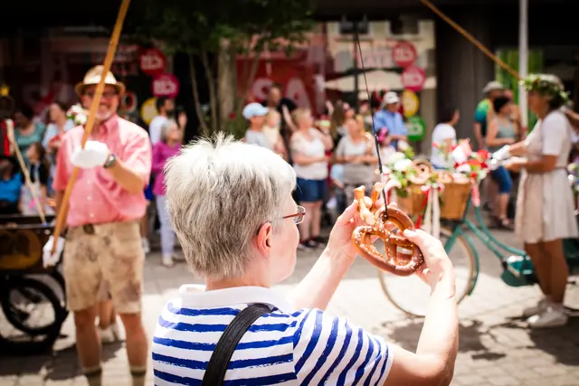 Brezelfestumzug Speyer 2026: Beim Festumzug findet die Brezel auf vielen Wegen ins Publikum - hier zum Beispiel an der Angel | Foto: Cornelia Bauer