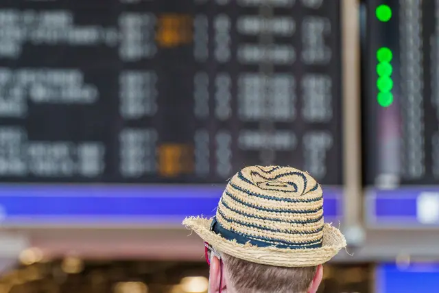 Am Frankfurter Flughafen drohen zum Ferienstart längere Wartezeiten. | Foto: Andreas Arnold/dpa