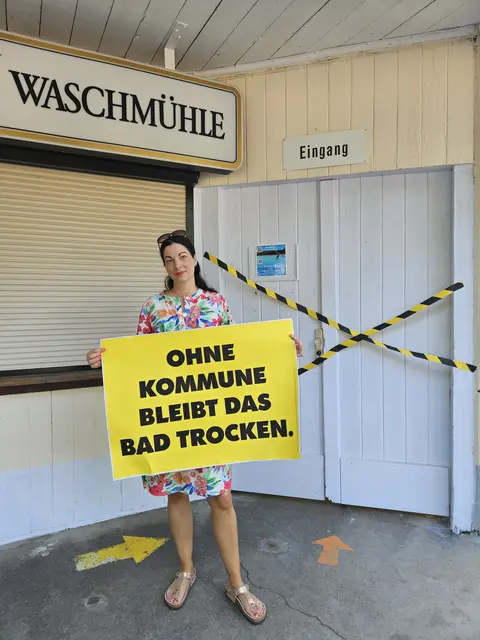 Beigeordnete Anja Pfeiffer vor dem Kaiserslauterer Kultbad Waschmühle | Foto: Stadt KL/gratis