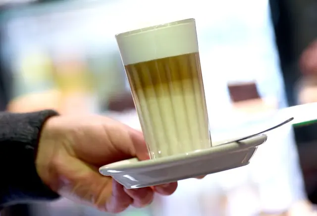 Ein Mann hatte sich an einem Latte Macchiato-Glas verletzt.(Symbolbild) | Foto: Britta Pedersen/dpa-Zentralbild/dpa