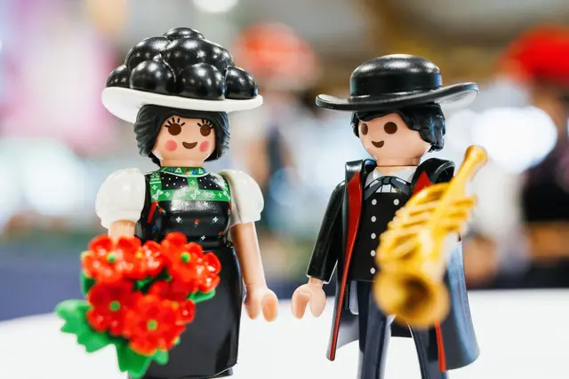 Das Ehepaar «Schwarzwald Marie» und Hannes in traditioneller Tracht. | Foto: Philipp von Ditfurth/dpa