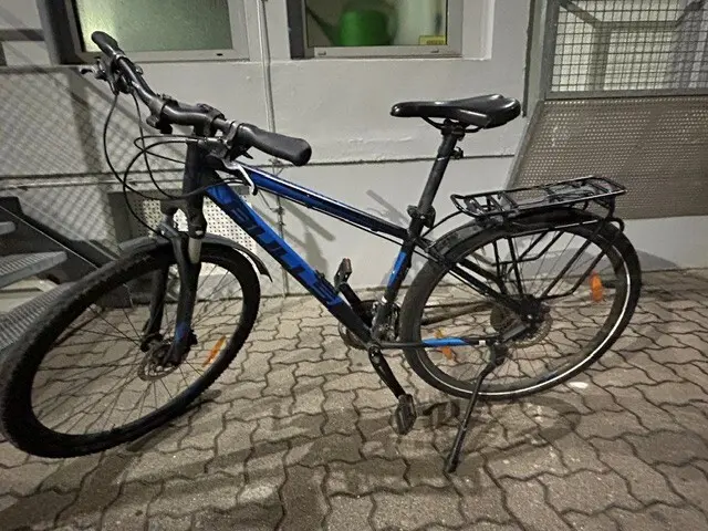 Ein 42-Jähriger wurde in Neustadt an der Weinstraße mit einem gestohlenen Fahrrad kontrolliert. Die Polizei stellte Drogen fest, sicherte ein Bulls-Mountainbike und brachte den Mann wegen offener Haftbefehle in eine JVA. | Foto: Polizeidirektion Neustadt/Weinstraße