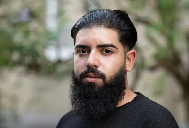 Eray Çalar erhofft sich Gerechtigkeit von dem Prozess. | Foto: Boris Roessler/dpa