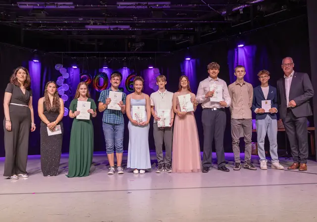 Die geehrten Schülerinnen und Schüler der Realschule plus Am Reichswald mit Schulleiterin Isabelle Chatfield (links) und Bürgermeister Ralf Hechler (rechts). | Foto: Stefan Layes
