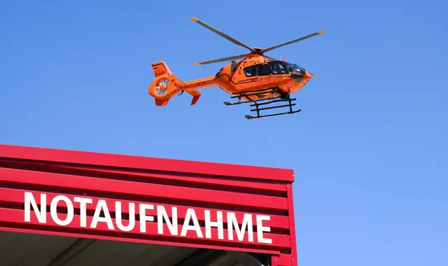 Der Fahrradfahrer wird in eine Klinik geflogen. (Symbolbild)  | Foto: Julian Stratenschulte/dpa