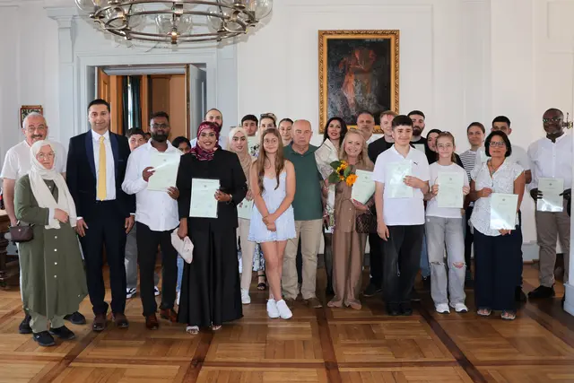 Sind jetzt Deutsche: Bei einer Feierstunde im historischen Empfangssaal des Landauer Rathauses erhielten jetzt 35 Frauen, Männer und Kinder die deutsche Staatsbürgerschaft | Foto: Stadt Landau
