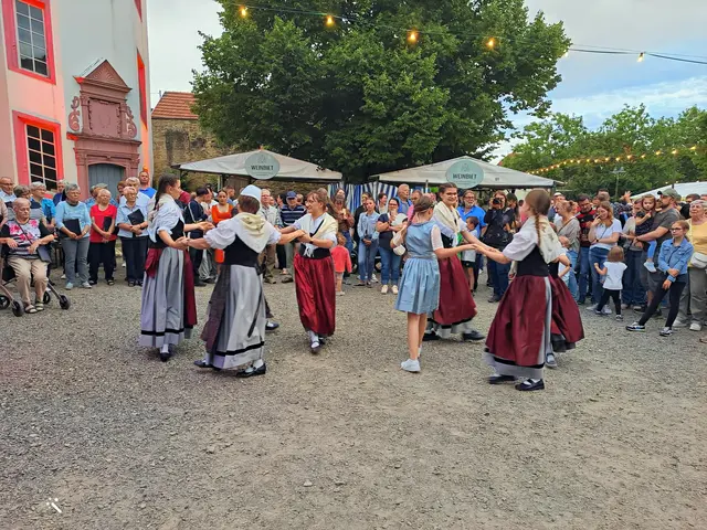 Der traditionelle Tanz der Trachtengruppe bei der Eröffnung. | Foto: Roland Ipach