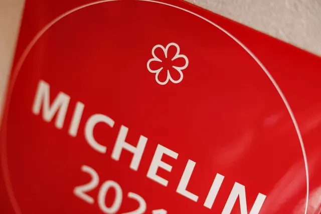 Das berühmte Blechschild von Michelin, das auf ein Sterne-Restaurant hinweist. | Foto: Daniel Löb/dpa