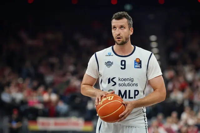 Paul Zipser: "Alleine mit der rechten Hand ins Handy zu tippen, war ultra schwierig." (Archivbild) | Foto: Christian Charisius/dpa
