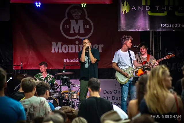 Feiern mit Freunden - bei guter Musik, das ist das Durlacher Altstadtfest | Foto: Paul Needham