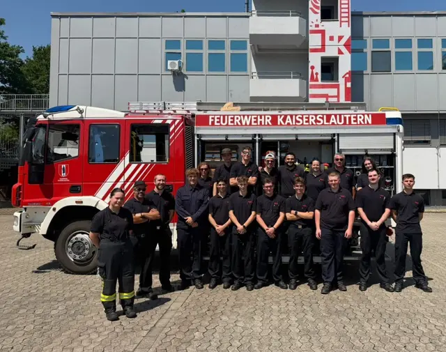 Haben ihre Grundausbildung erfolgreich abgeschlossen: 19 Floriansjünger der Freiwilligen Feuerwehr | Foto: Feuerwehr KL/gratis