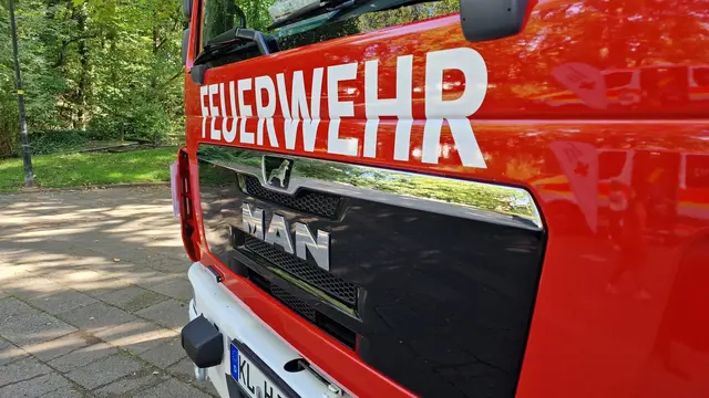 Wie die Feuerwehr Kaiserslautern mitteilt, waren insgesamt 35 Feuerwehrleute im Einsatz, darunter 14 Kräfte der Berufsfeuerwehr und 21 der Freiwilligen Feuerwehr.  | Foto: Ralf Vester