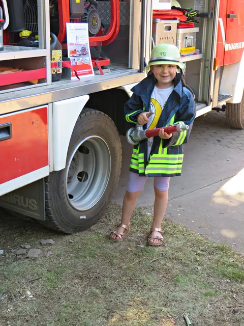 Mira in Feuerwehr-Outfit | Foto: Brigitte Melder
