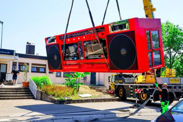 Hier schwebt eine Ghettoblaster-Eisdiele - bald stehen hier eishungrige Gäste vermutlich Schlange. | Foto: Thomas Riedel/dpa