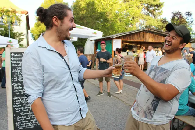 Feuchtfröhliche Stimmung auf dem Eselshautfest.  | Foto: Eva Bender