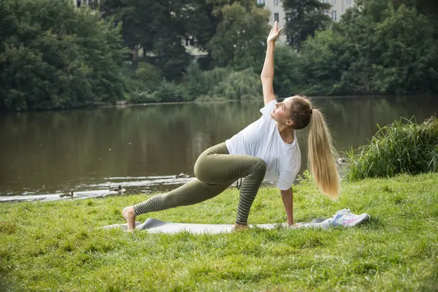 Gar nicht so einfach, wie es aussieht: Bei Yoga (hier: Low lunge twist) kommt es auf Koordination und Balance an - das sind bei ADHS oft Herausforderungen, auch aufgrund der speziellen Struktur im Hinteren Kleinhirn.  | Foto: dpa