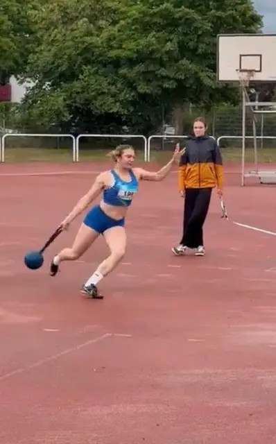 Emma Schubert beim Schleuderballwurf | Foto: Laura Schubert